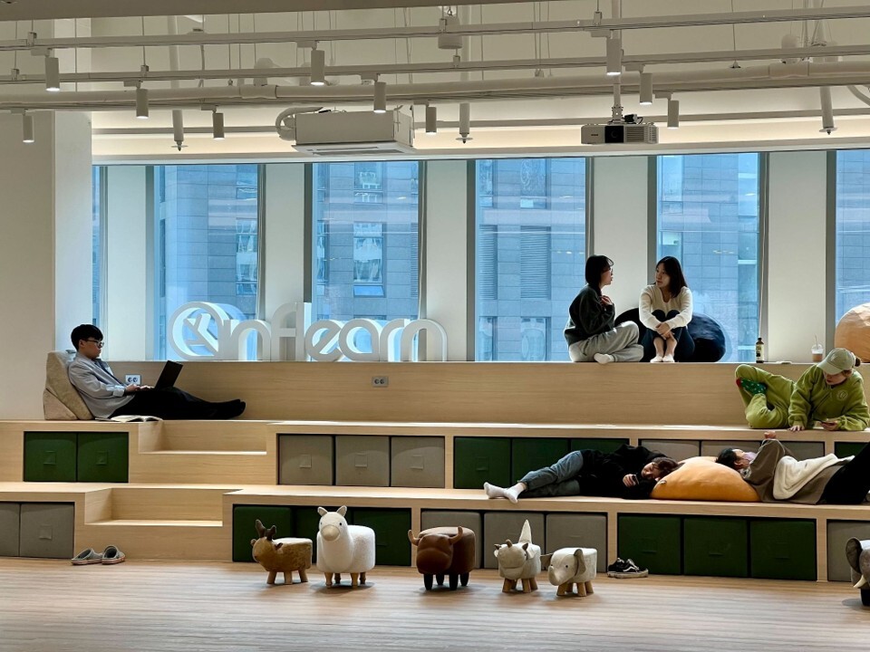 인프랩 사무실 라운지에서 휴식하는 팀원들